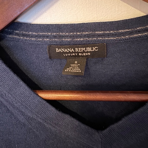 Banana Republic V neck - Picture 2 of 4